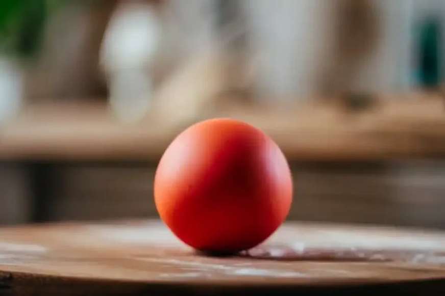 uma bolinha vermelha de massa de biscuit que acabou de Recuperar Biscuit ou amolecer