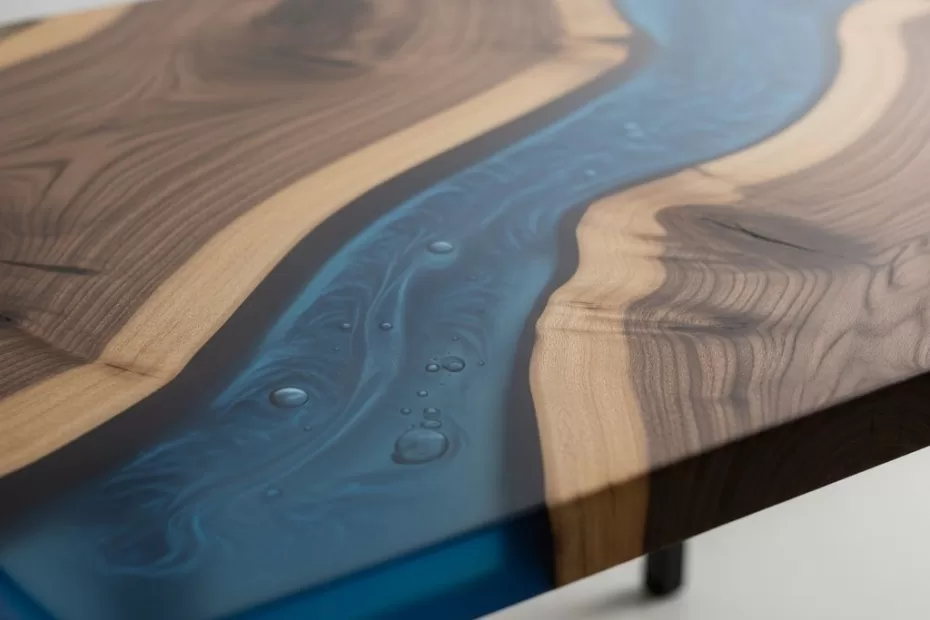 Mesa resinada azul e branca com bordas de madeira.