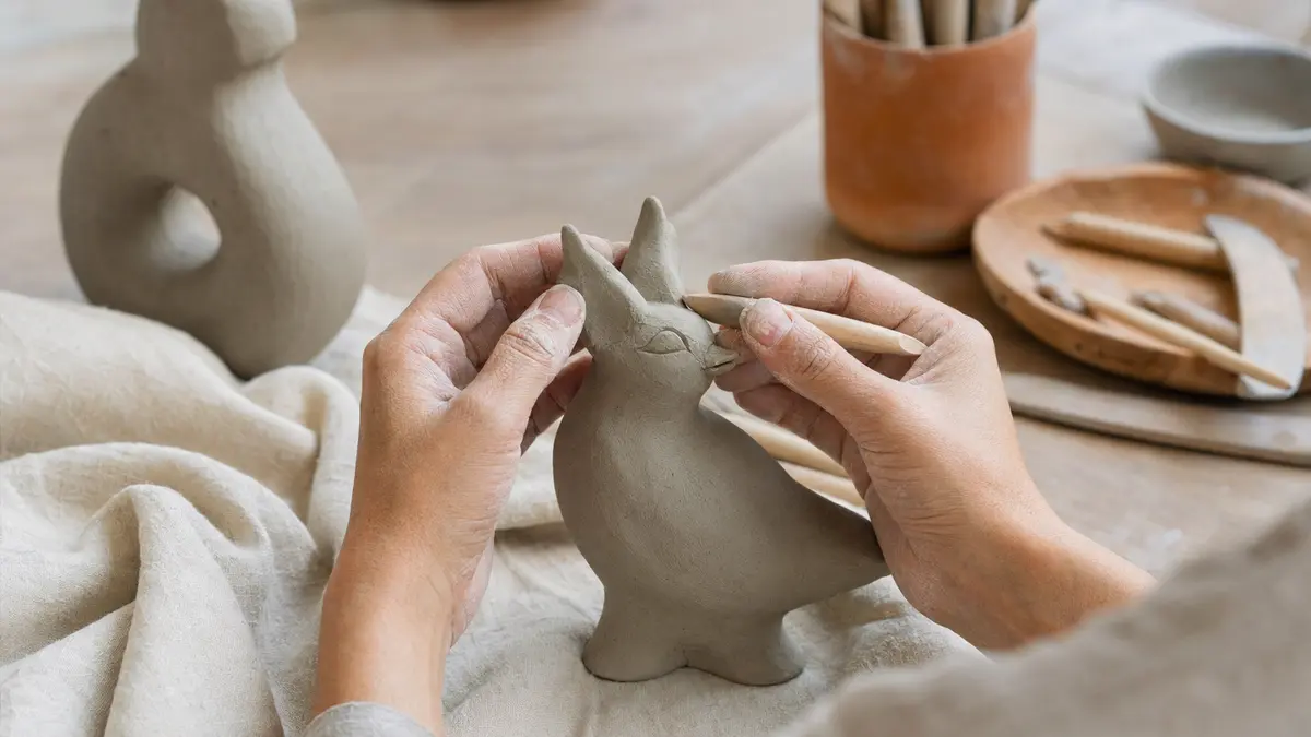 Modelagem manual de uma pequena escultura em argila
