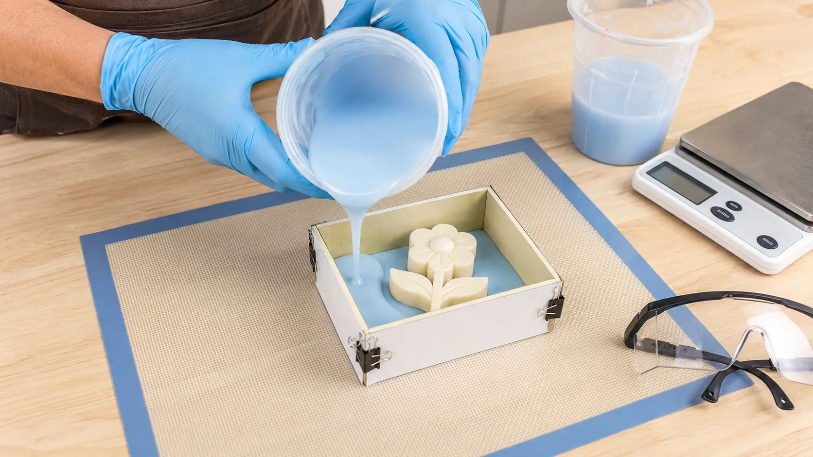 Silicone RTV sendo despejado em caixa para criar molde de flor
